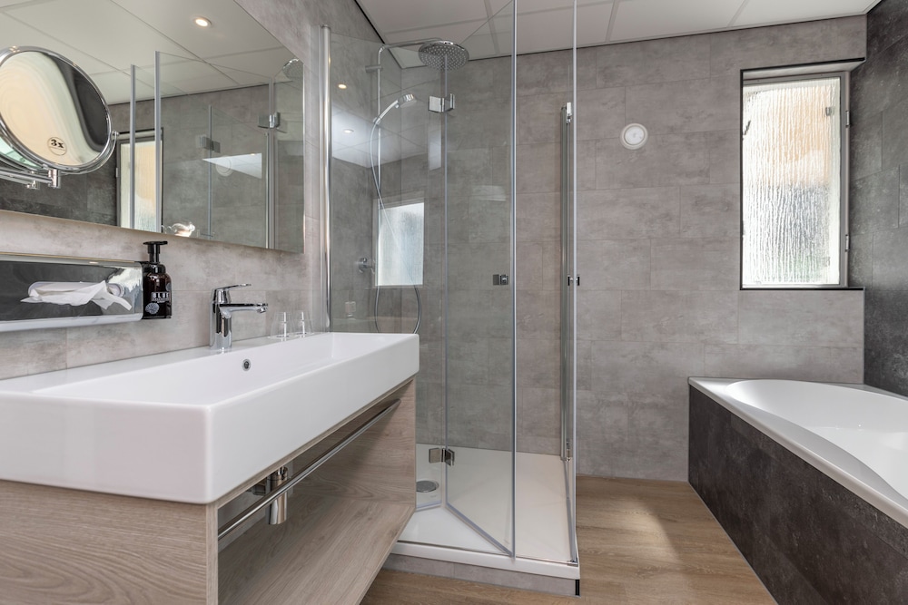 Luxury Suite - Photo 7