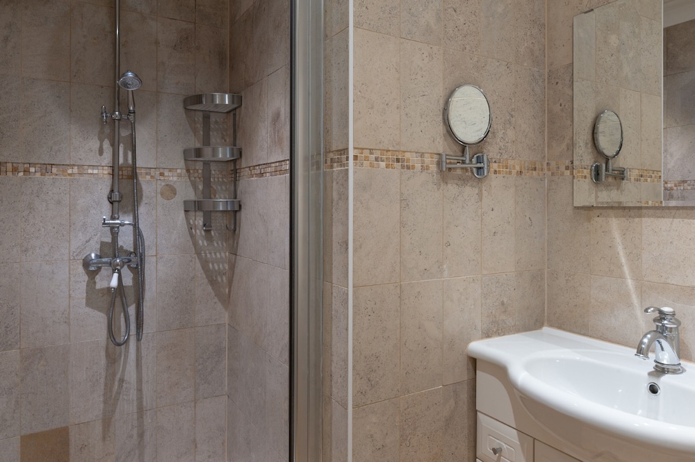 Superior Room (1 or 2 persons) - Photo 9