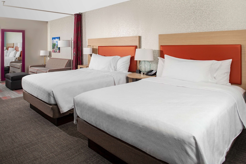 Suite, Multiple Beds, Accessible (Roll-in Shower, 2 Queen Beds&Sofa Bed)