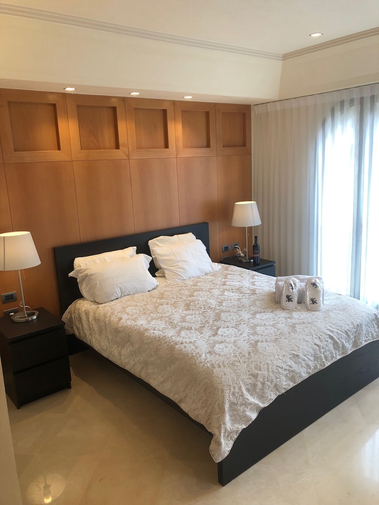 Classic Penthouse, 2 Bedrooms, Garden View, Garden Area photo 3