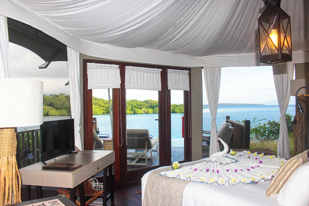Cliff Tent Pool Villa