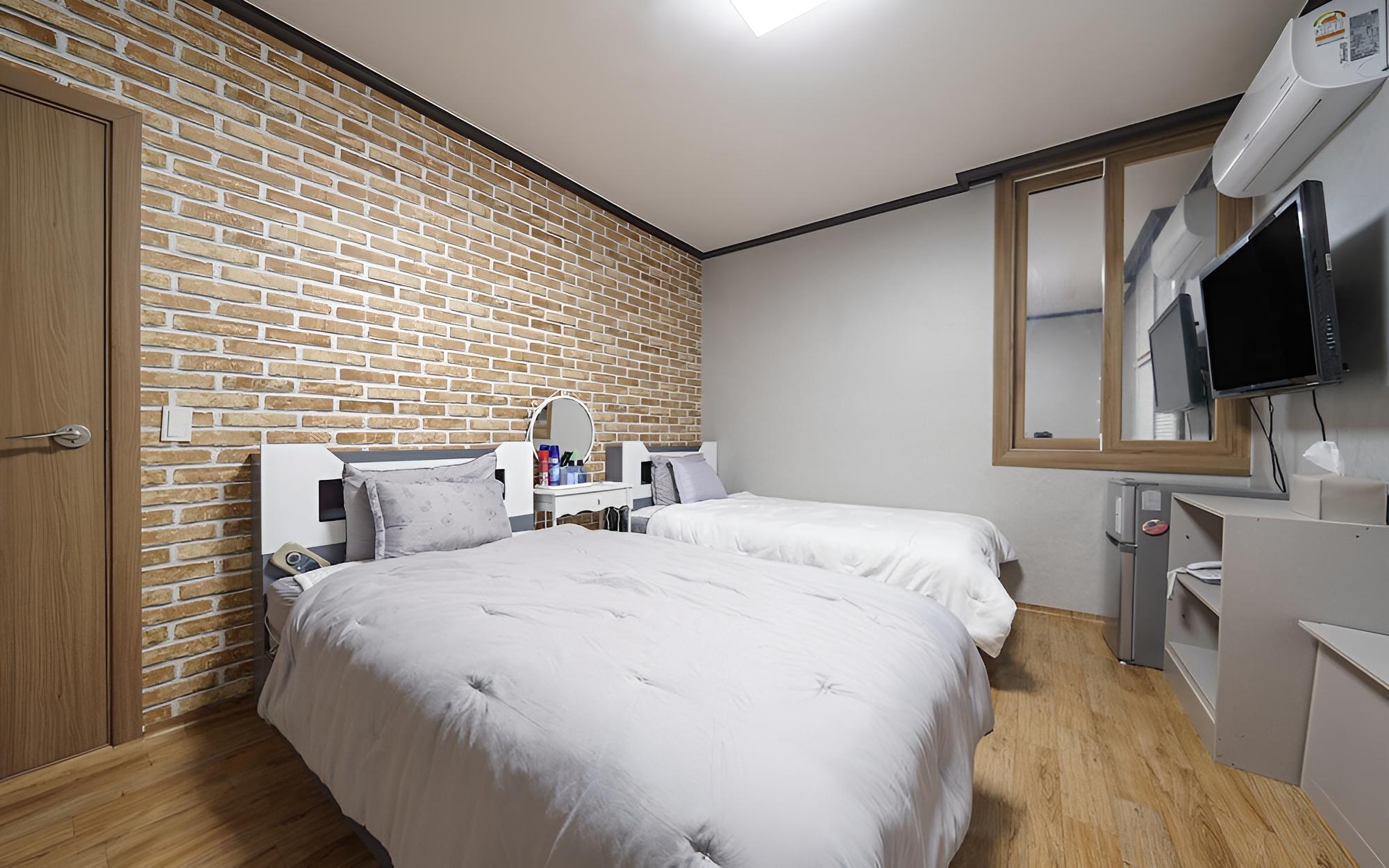 Room (Twin) - Photo 1