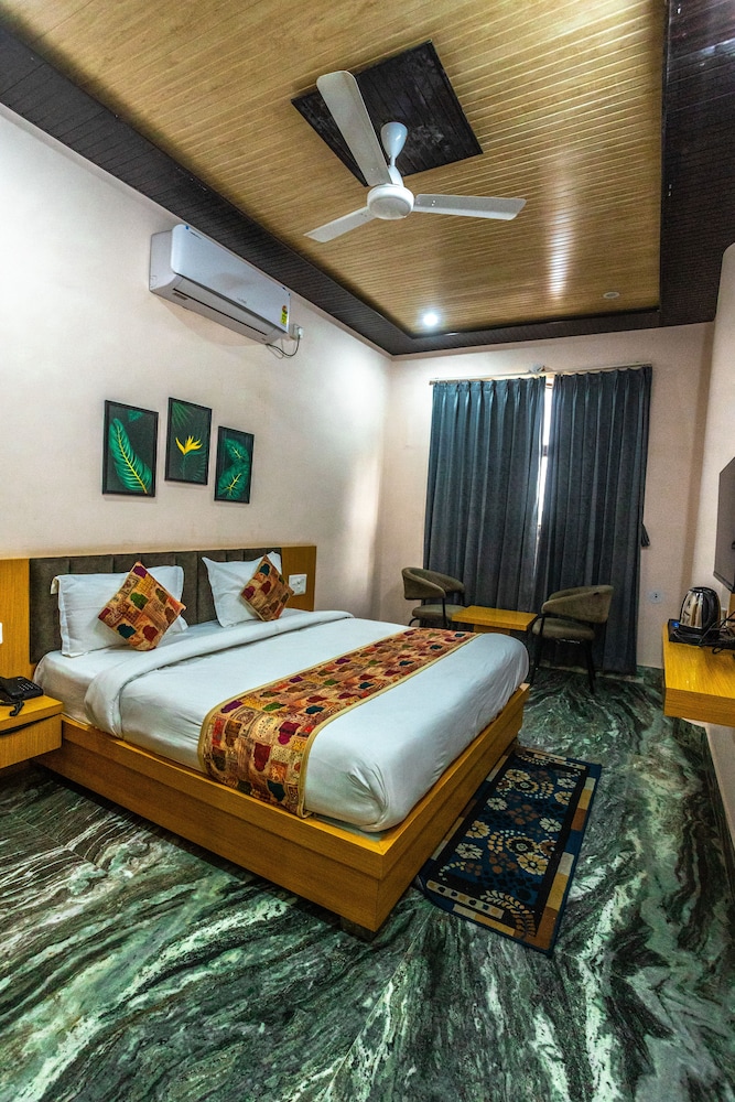 Deluxe Room, 1 Double Bed, Non Smoking photo 2