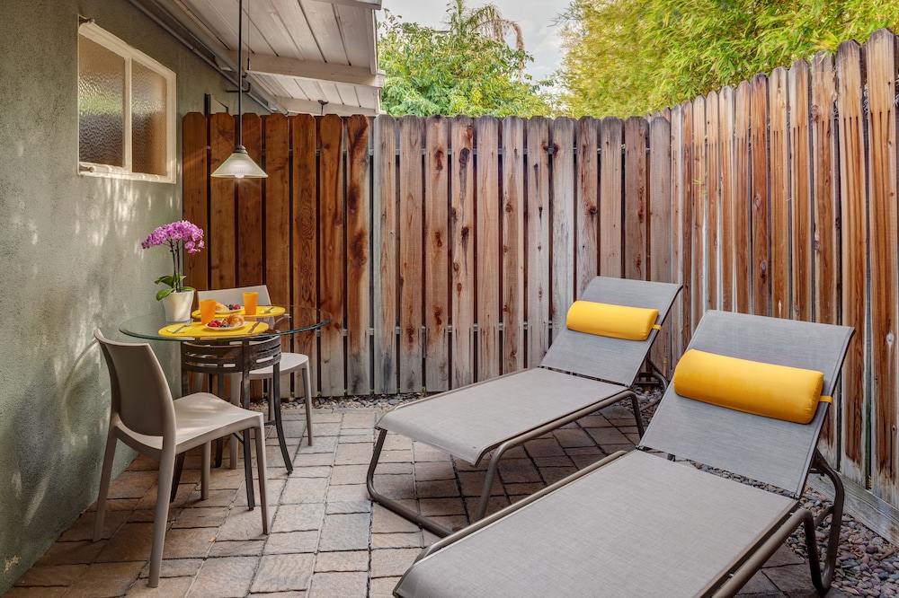 Premium Studio Suite, Patio, Pool View photo 3