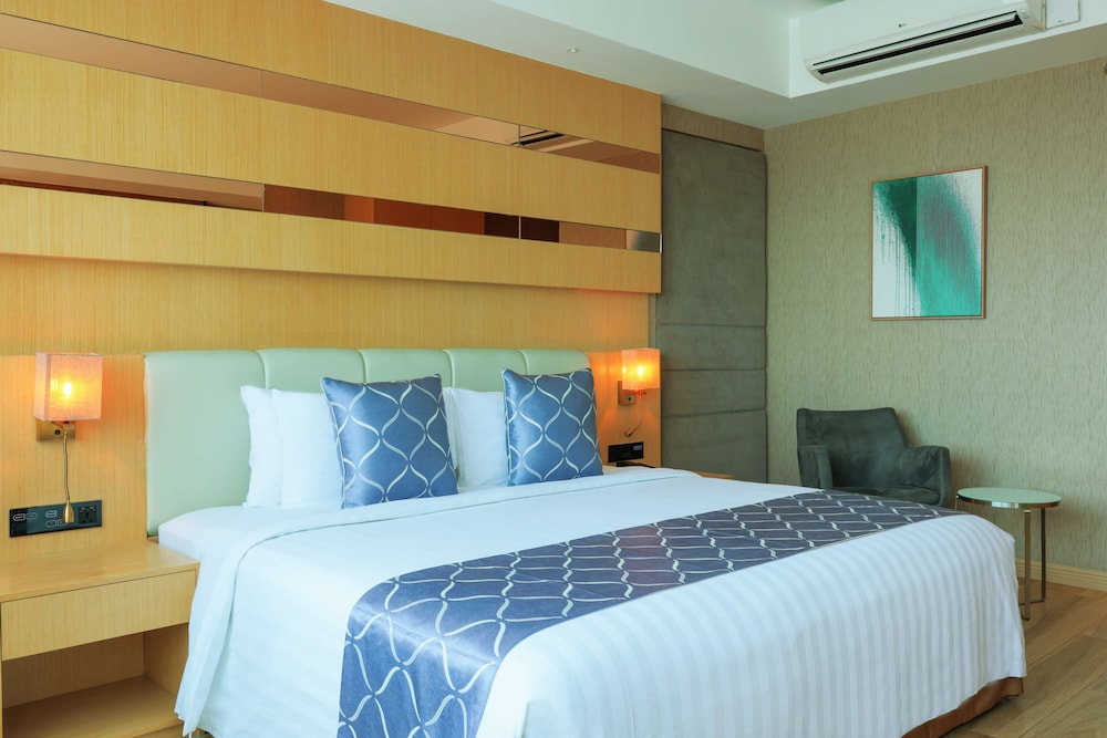 Superior Room, 1 King Bed, Non Smoking, Bathtub - Photo 7