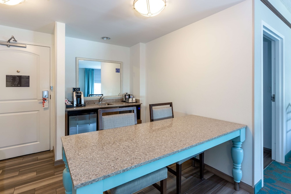 Deluxe Room, 1 King Bed, Accessible, Non Smoking (Hearing Impaired) photo 3