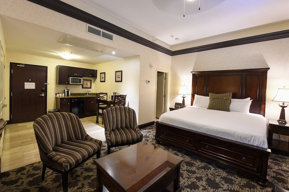Suite, 1 King Bed with Sofa bed photo 2