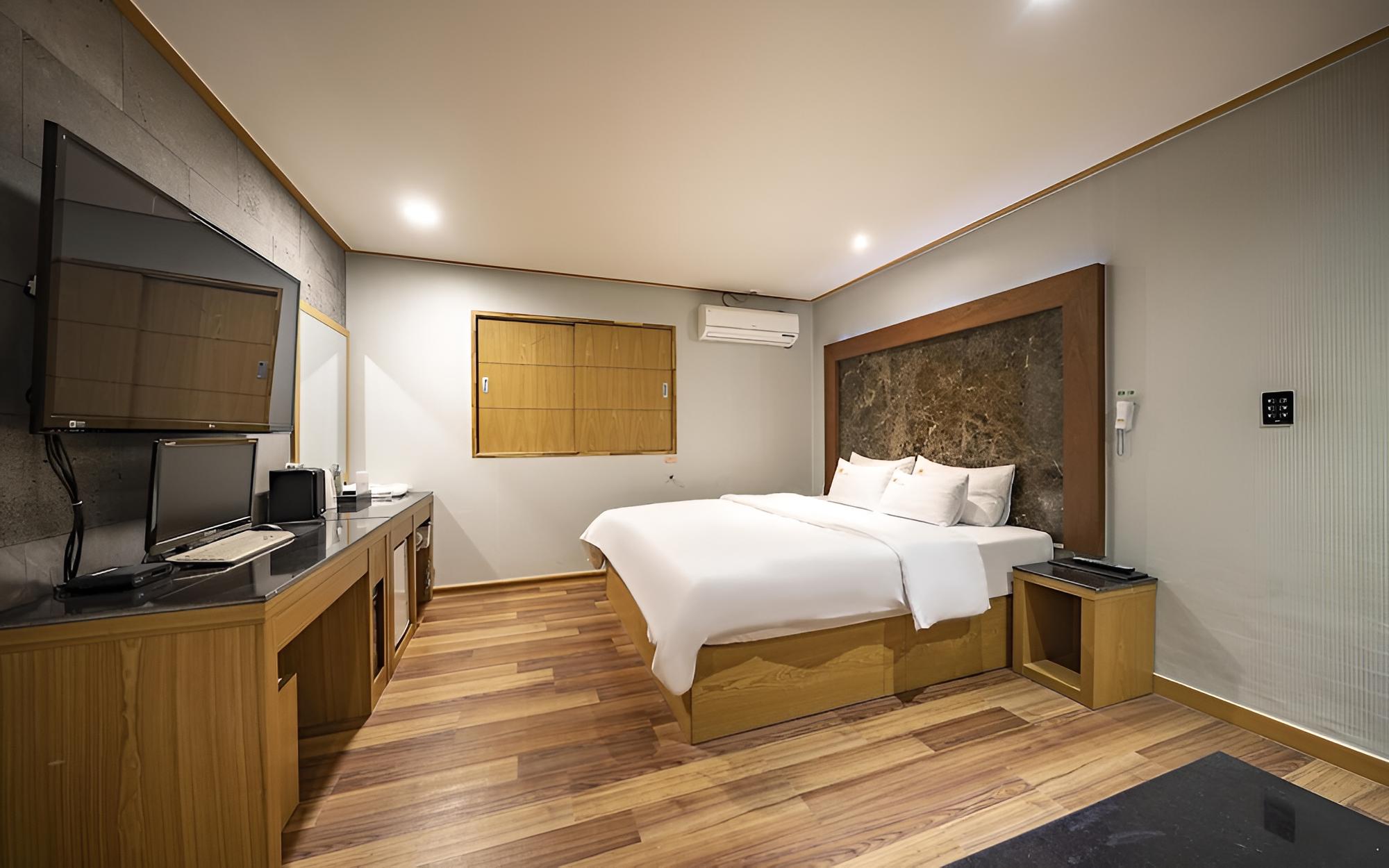 Room (Massage chair (king size bed) (Availa) photo 3