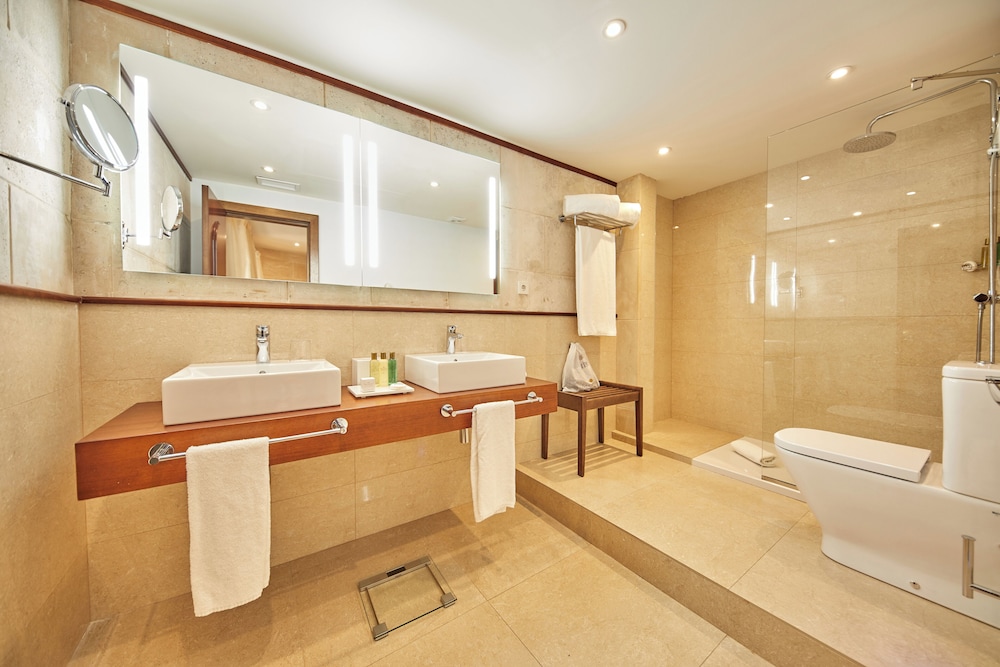 Junior Suite, Balcony thumbnail 5