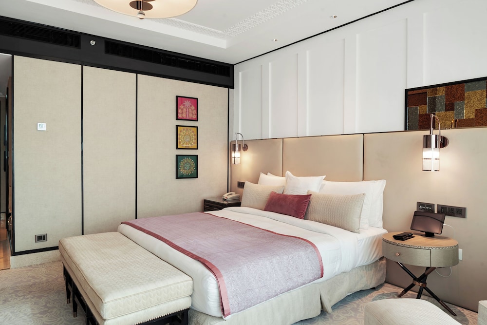 Club Room, 1 Queen Bed, City View, Tower - Photo 3