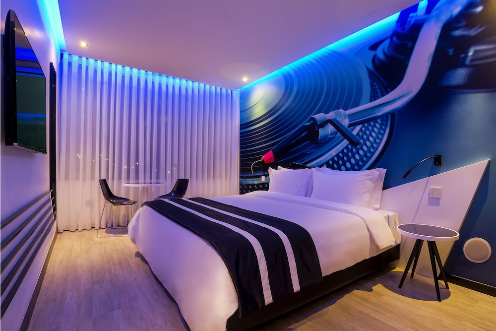 Room (Melody King)