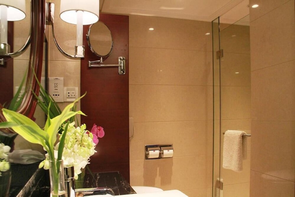 Superior King Room thumbnail 6