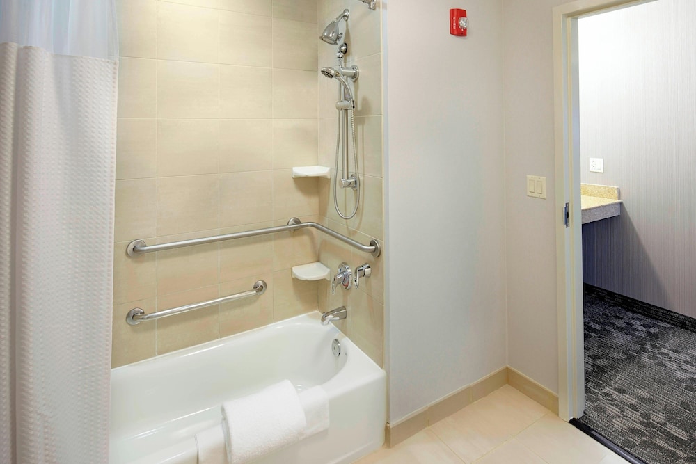 Room (Mobility/Hearing Accessible, Tub) - Photo 4