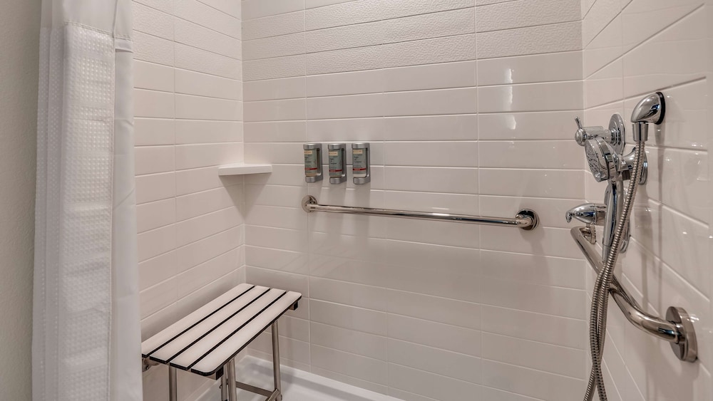 Standard Room, 1 King Bed, Accessible, Refrigerator (Walk-in Shower) - Photo 4
