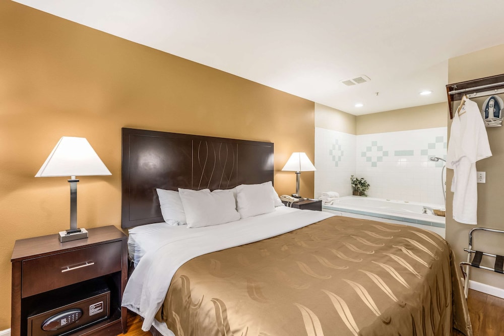 Room, 1 King Bed, Non Smoking (Upgrade) - Photo 4