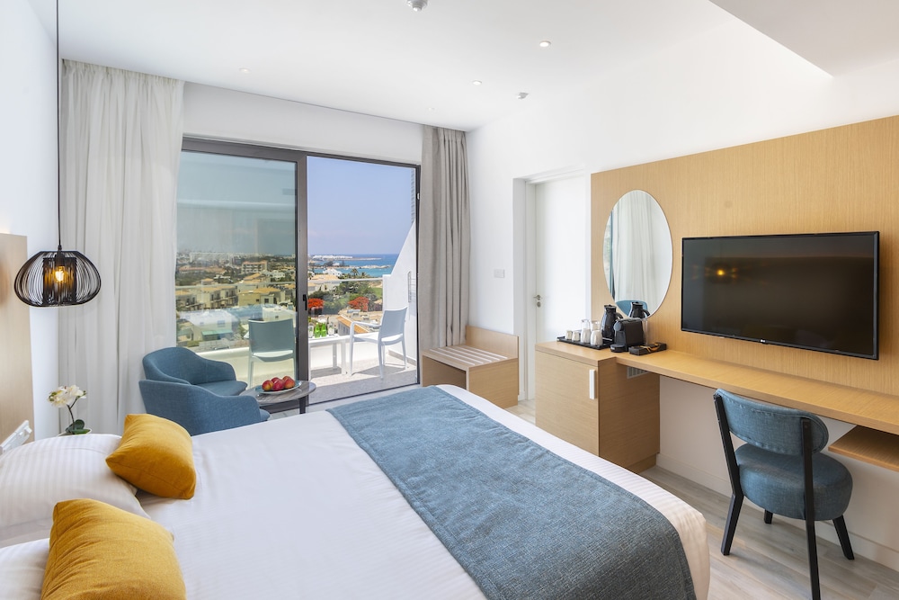 Room, Partial Sea View - Photo 3