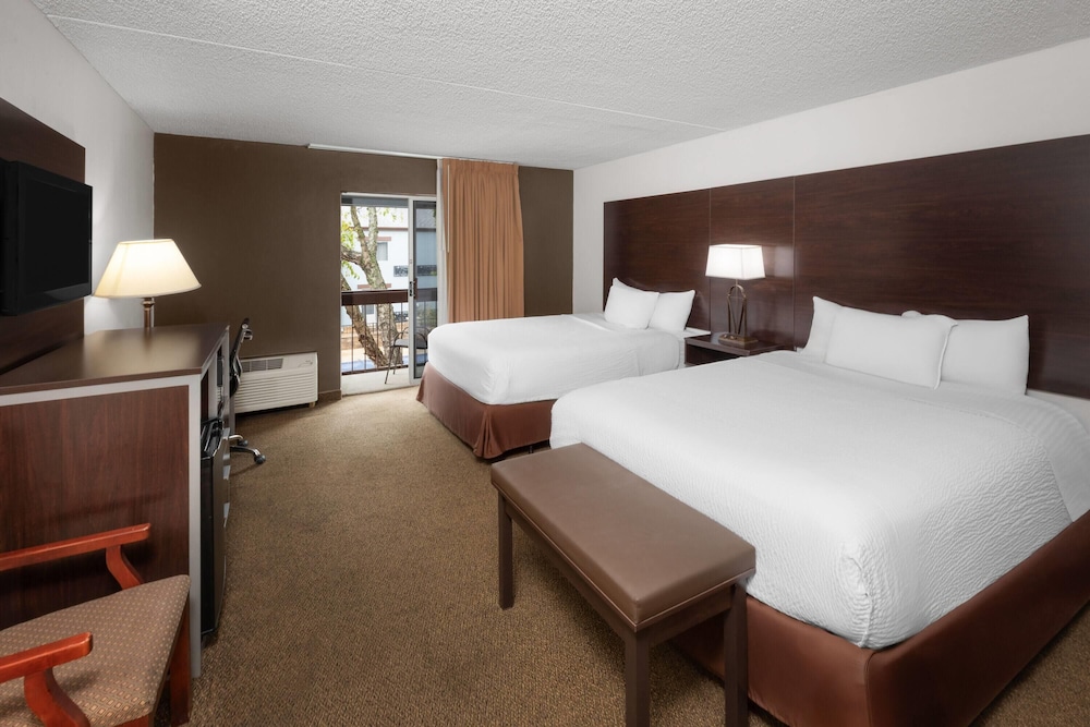 Deluxe Room, 2 Queen Beds, Non Smoking (Second Floor) - Photo 1