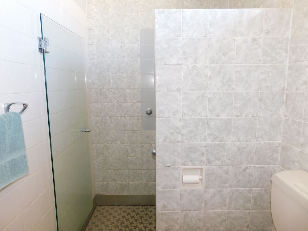 Motel Twin with Ensuite photo 3