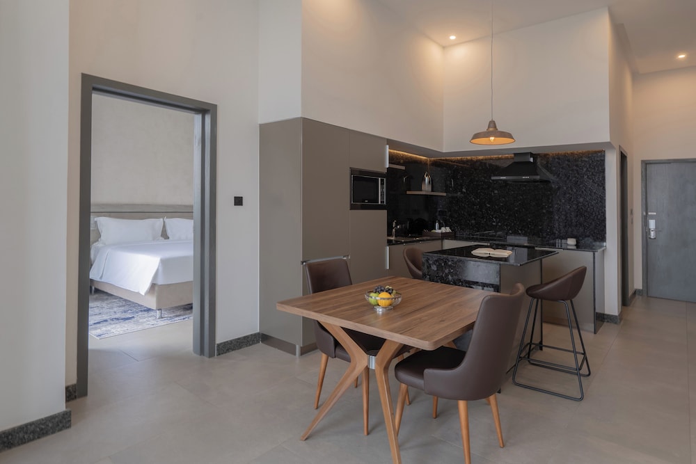 Executive Suite, 1 King Bed, Balcony (High Floor) - Photo 4