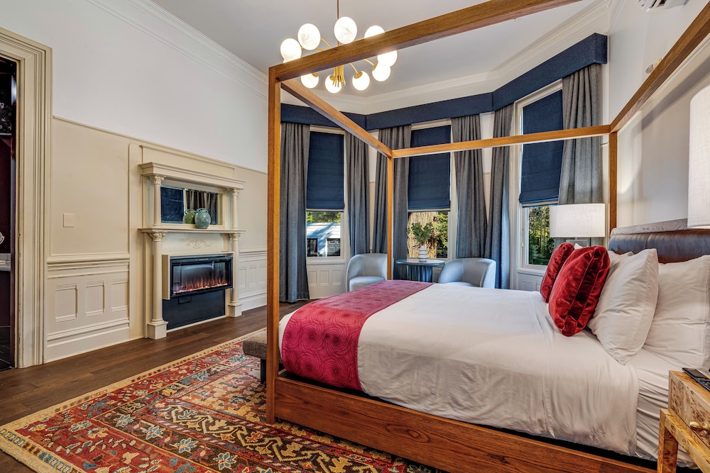 Deluxe Room, 1 King Bed (Roll-in Shower) photo 2