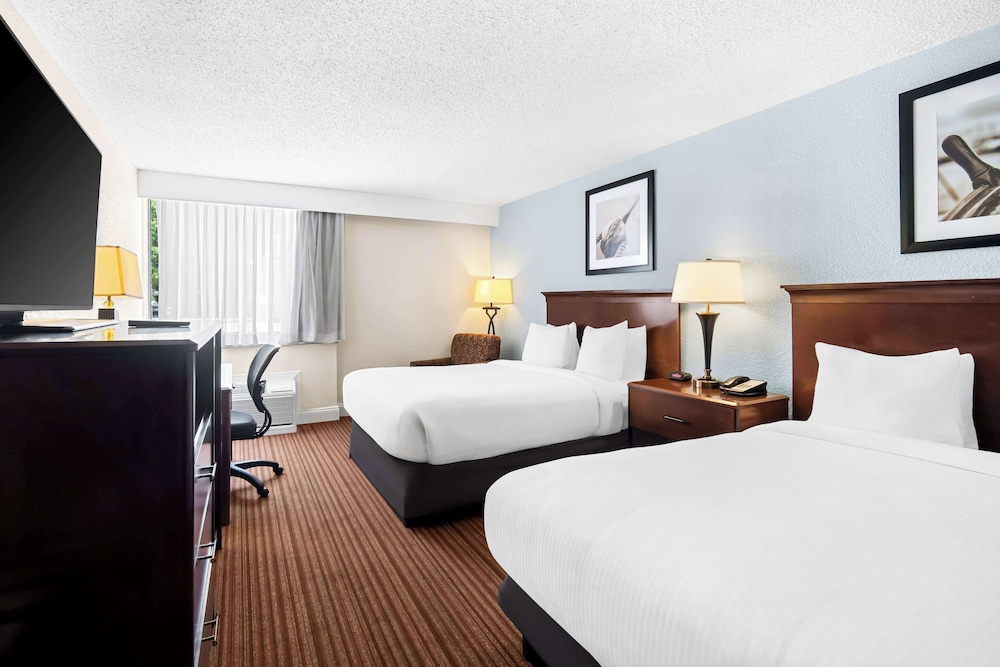Standard Room, 2 Queen Beds, Non Smoking, Fireplace (Oversized Room) - Photo 1