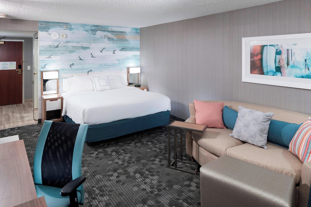 Deluxe Room, 1 King Bed with Sofa bed, Balcony (Oceanfront)