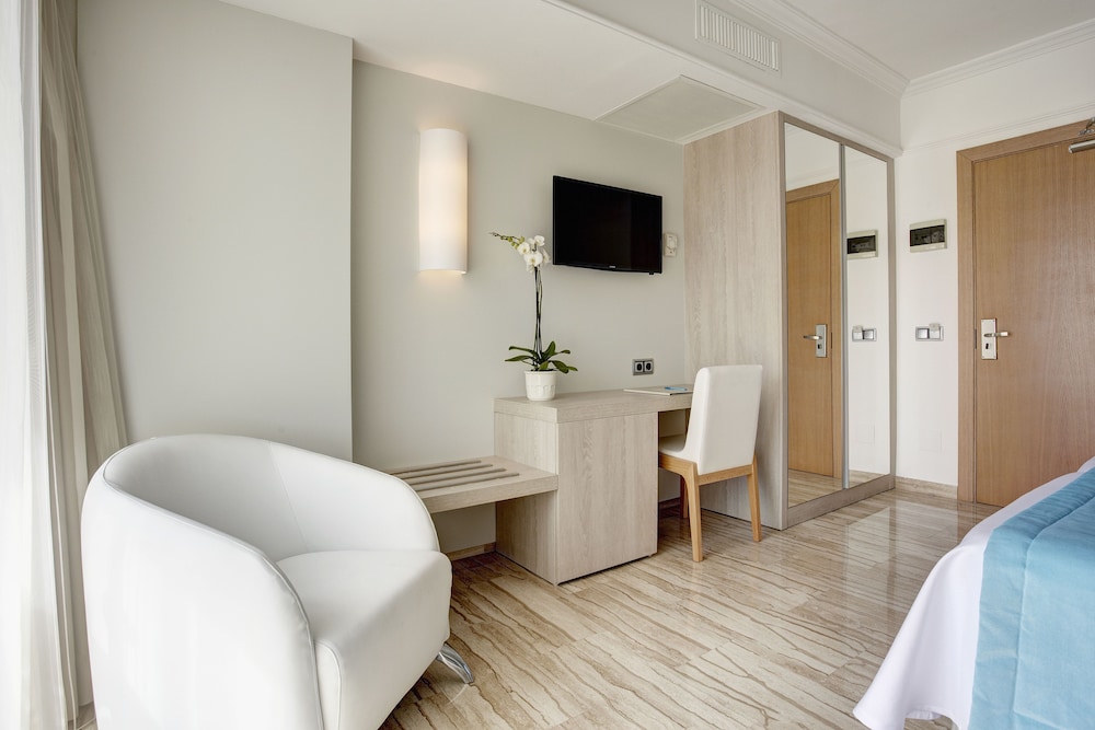 Double Room (2 Adults)