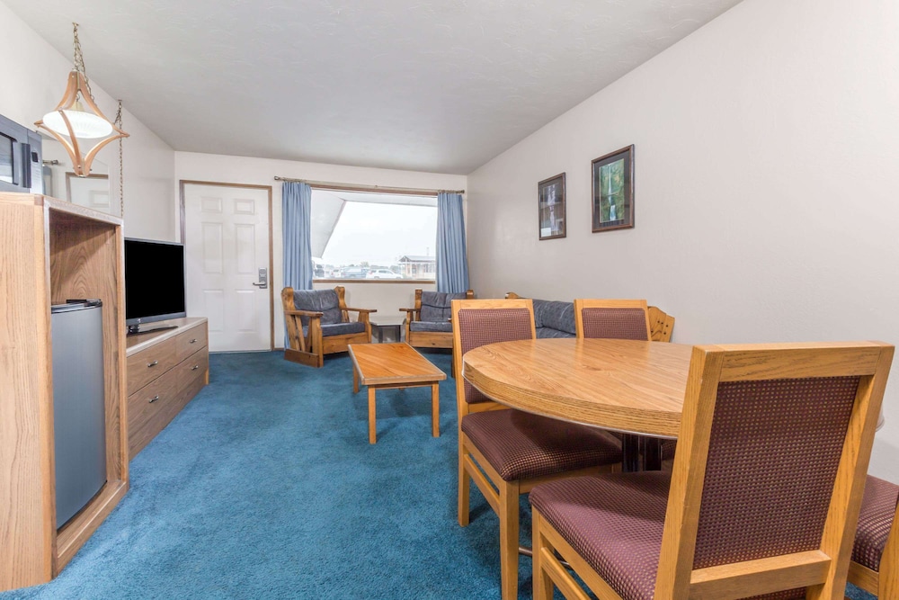 Suite, 2 Queen Beds photo 3