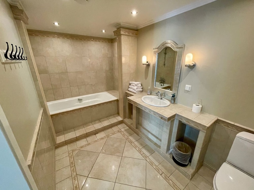 Double Room, Bathtub