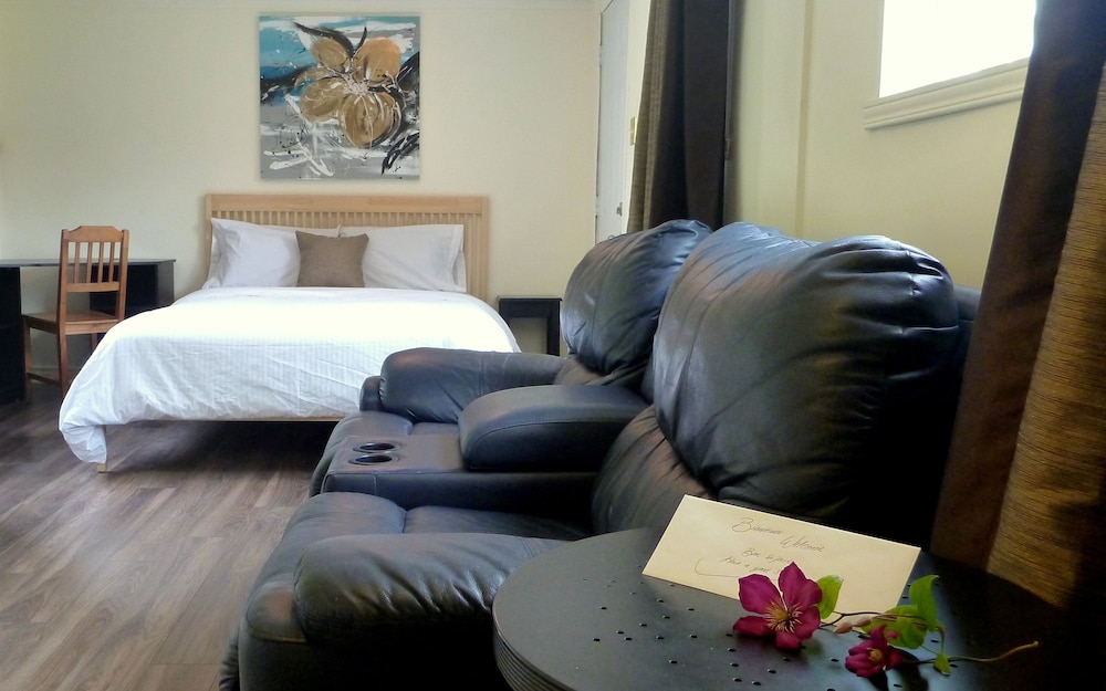 Comfort Bungalow, 1 Queen Bed, Courtyard View photo 1