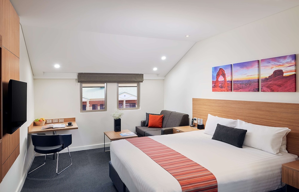 Executive Room, 1 King Bed (Executive King) thumbnail 5