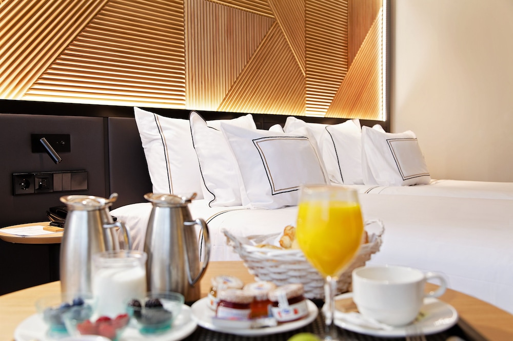 Melia Twin Room thumbnail 5