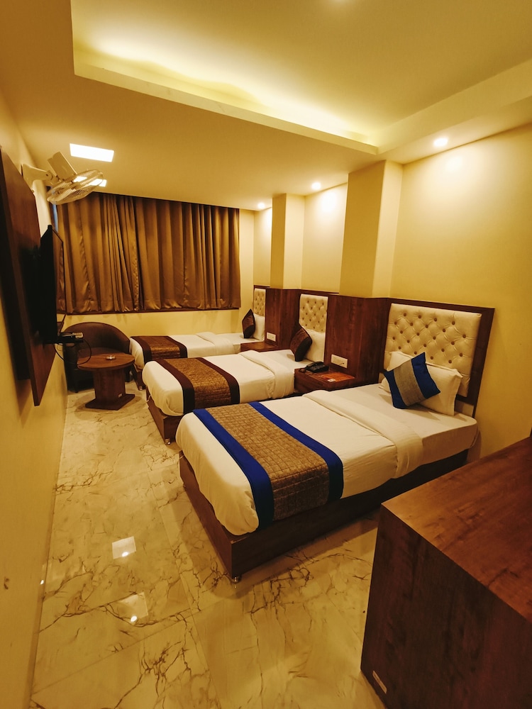 Classic Triple Room, City View - Photo 8