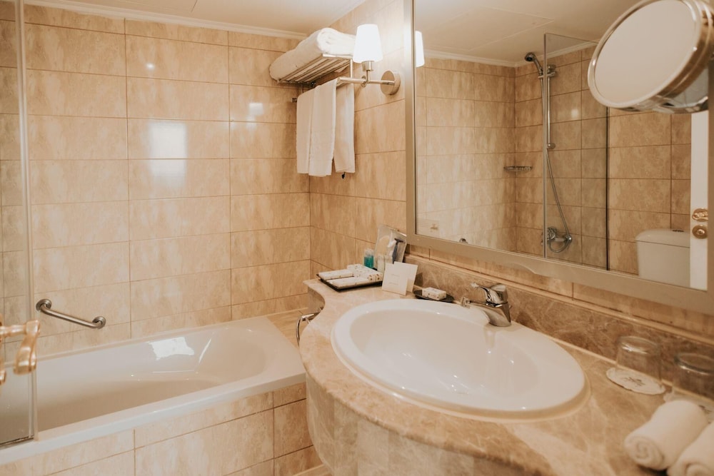 Executive Suite with Baron Palace View - Photo 7