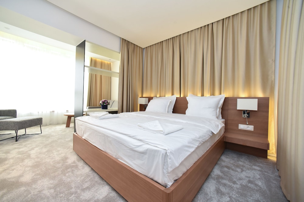 Deluxe Double Room, 1 Queen Bed with Sofa bed, Accessible photo 2