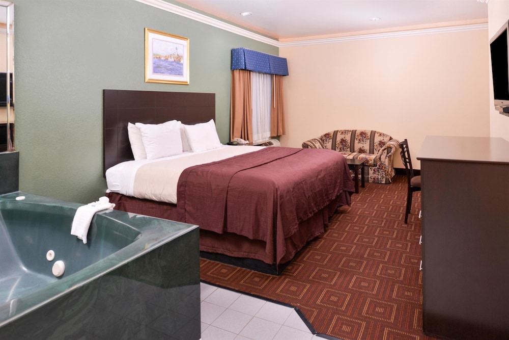 Suite, 1 King Bed, Jetted Tub - Photo 3