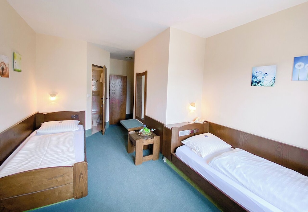 Basic Twin Room, 2 Twin Beds photo 1