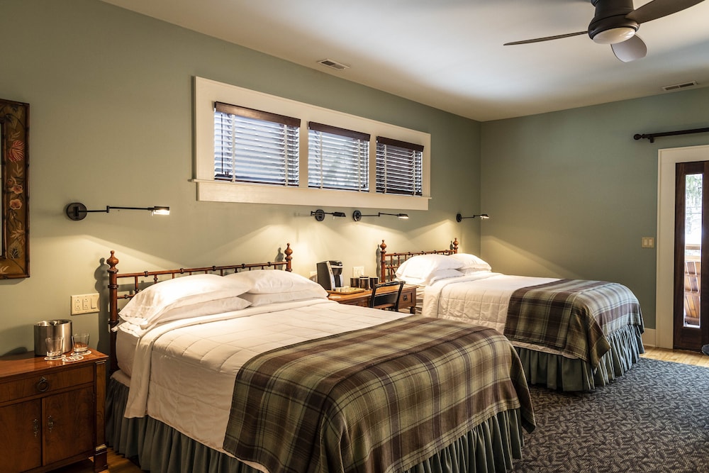 Family Room, 2 Queen Beds (Room 04)
