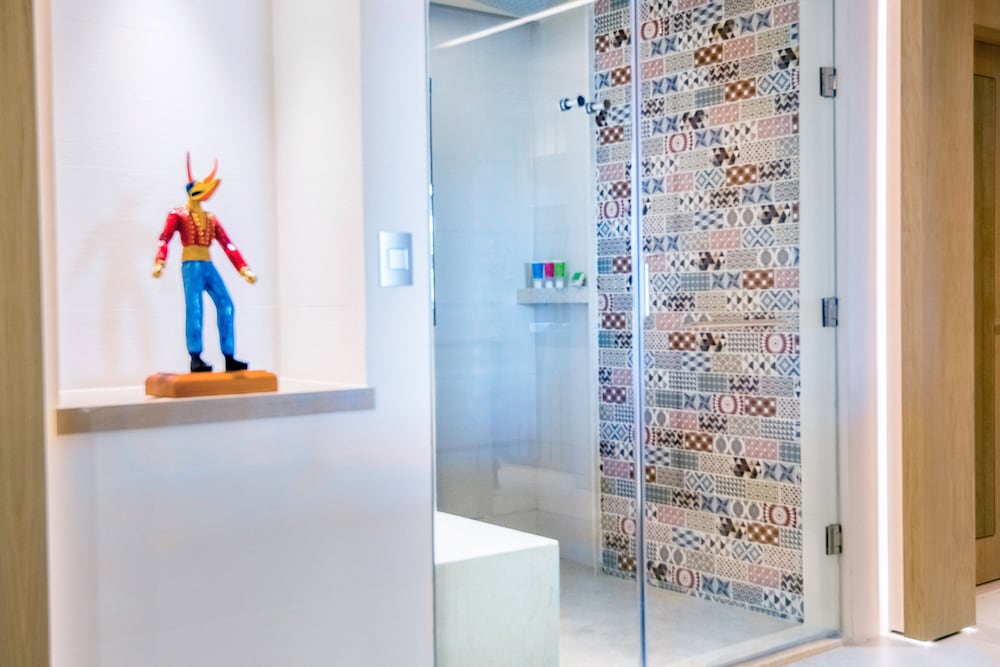 Club One Bedroom Master Swim Up Suite