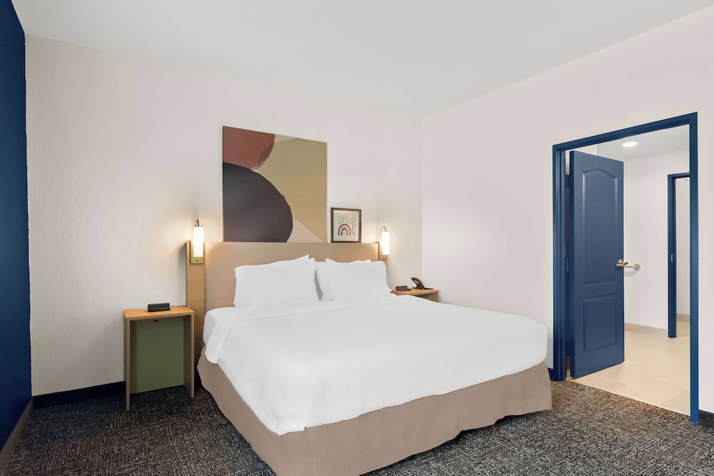 Suite, 1 King Bed - Photo 3