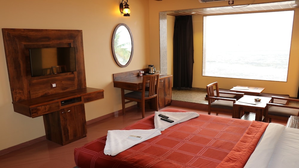 Family Suite, 1 King Bed, Hill View, Garden Area