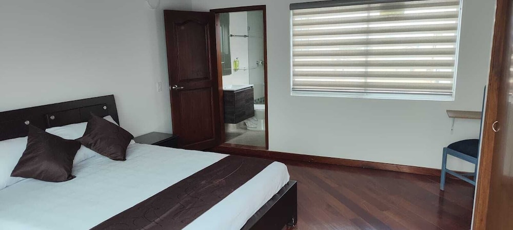 Deluxe Room, 1 Queen Bed photo 1