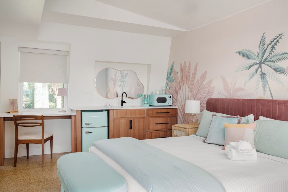 Luxury Studio Suite, 1 King Bed, Kitchenette, Courtyard View