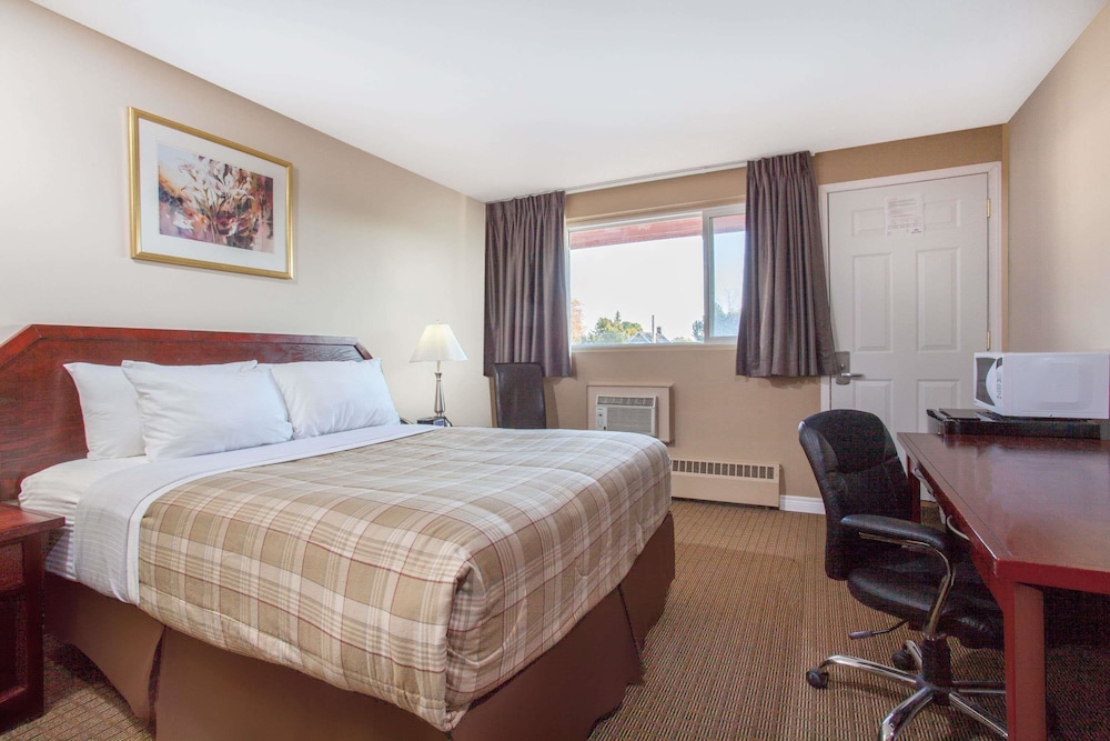 Standard Room, 1 Queen Bed, Non Smoking - Photo 9