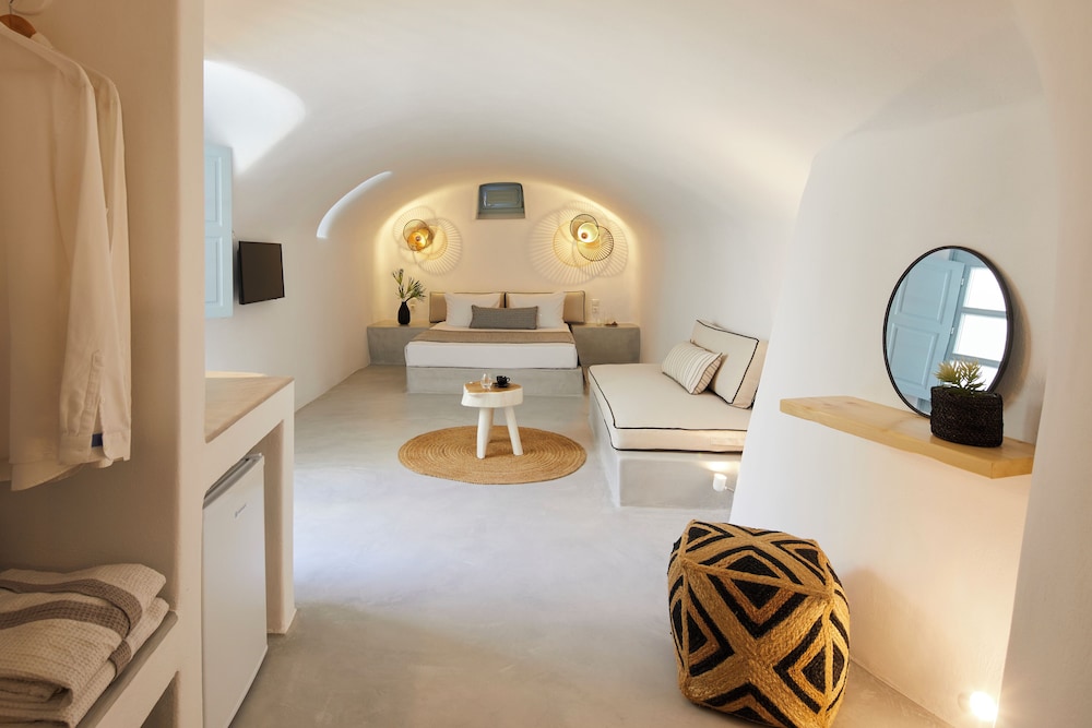 Skyphos Cave Room