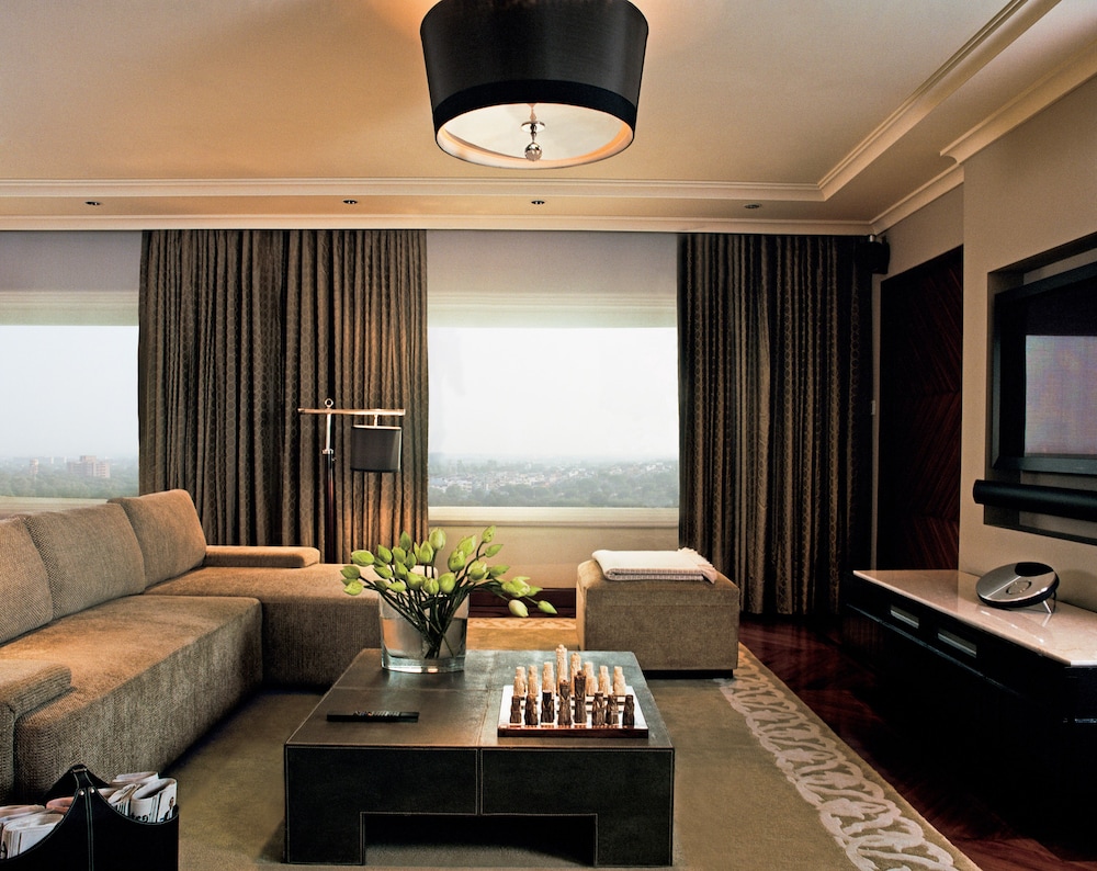 Presidential Suite Forest & Pool View thumbnail 5