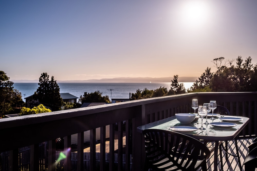 4 Bedroom Family House with stunning Ocean Views photo 3