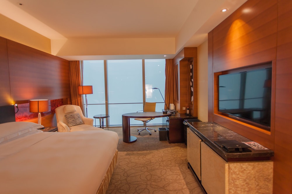 1 KING BED HILTON STUDIO photo 3