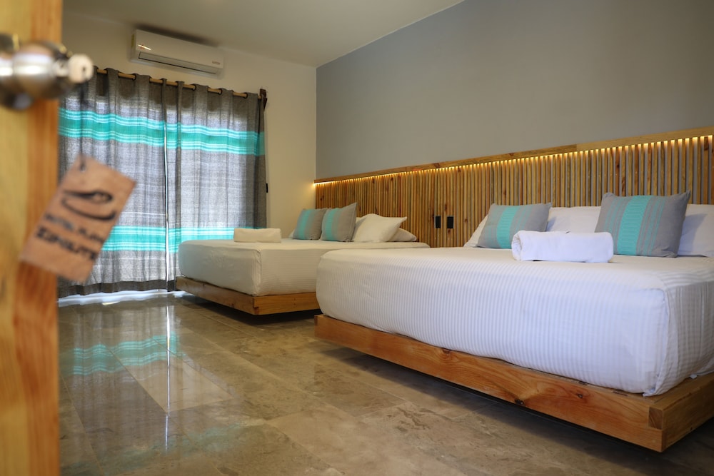 Standard Room, 2 King Beds photo 2
