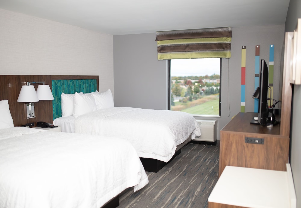 Room, 2 Queen Beds, Refrigerator & Microwave - Photo 6